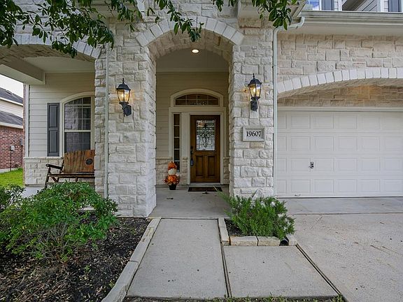3rd image of 19607 Glenwood Canyon Ln