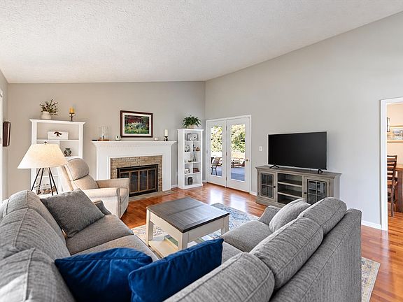 4th image of 2260 E Cape Cod Dr