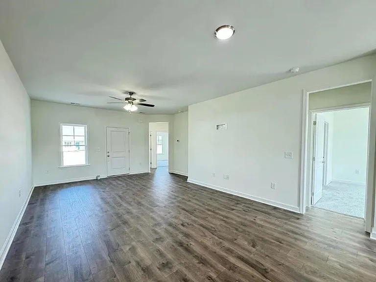 106 E Sillinger Dr — Photo 3