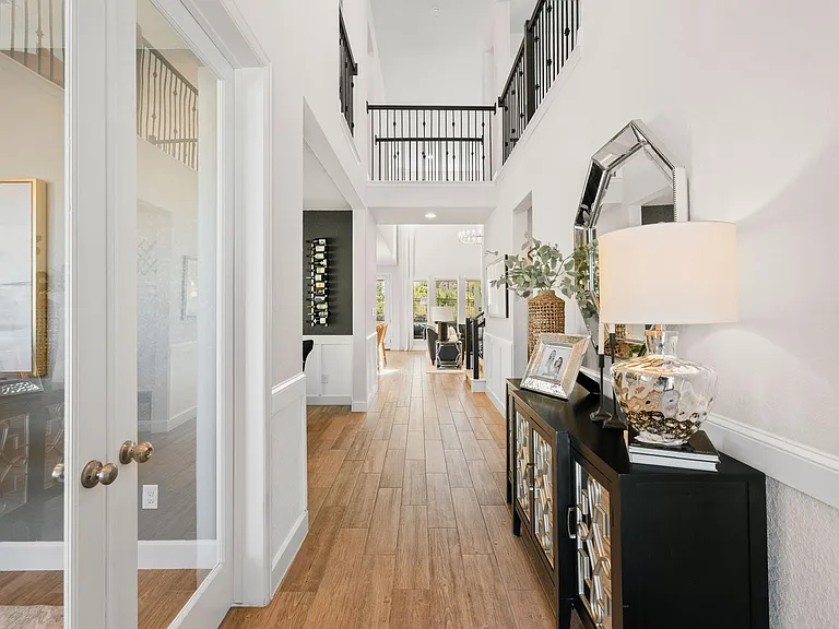 303 Navarro — Photo 2