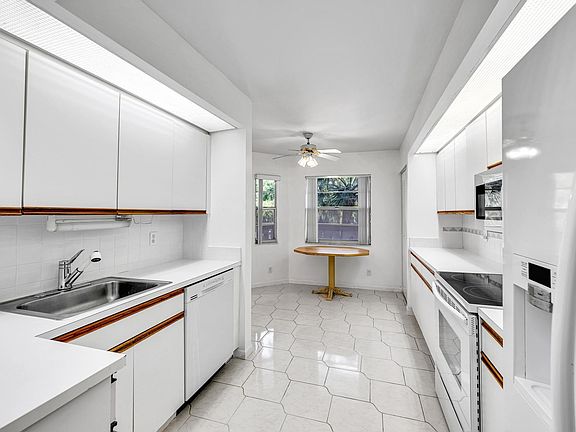 5th image of 1605 Abaco Drive #J2