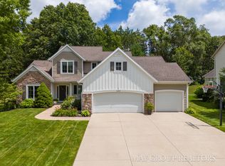 2880 Coppergrove Dr NE, Grand Rapids, MI 49525