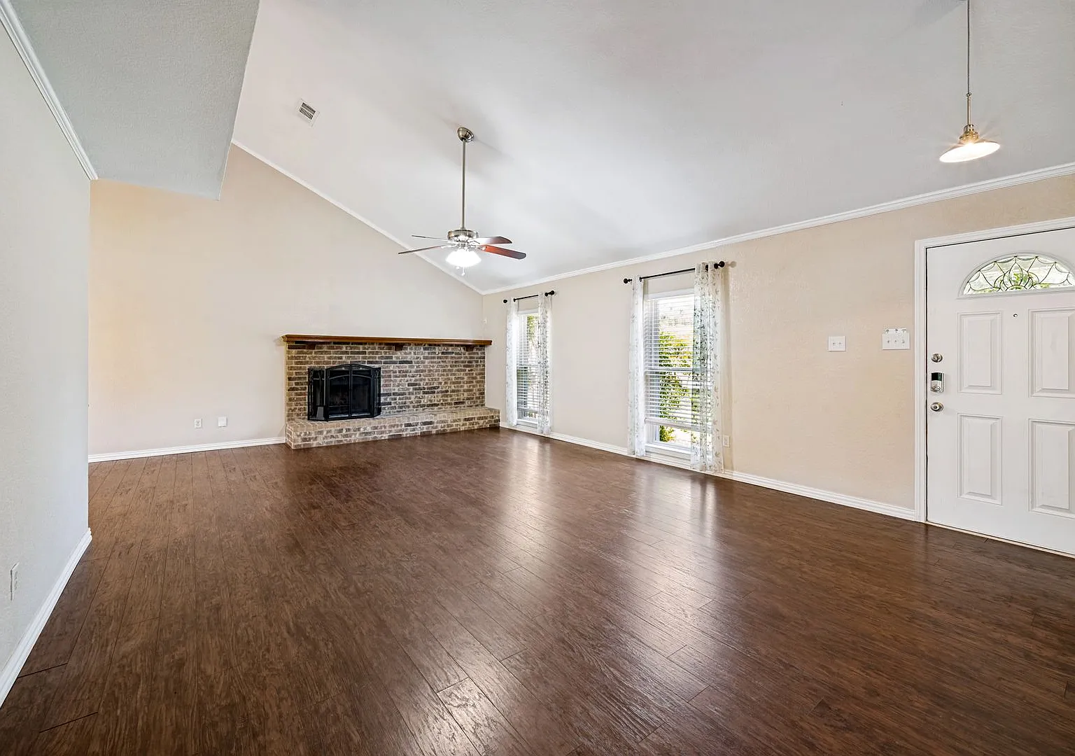 Beautiful 3BR Home Backing to McCormick Park | GCISD | Minutes to DFW Airport — Photo 2