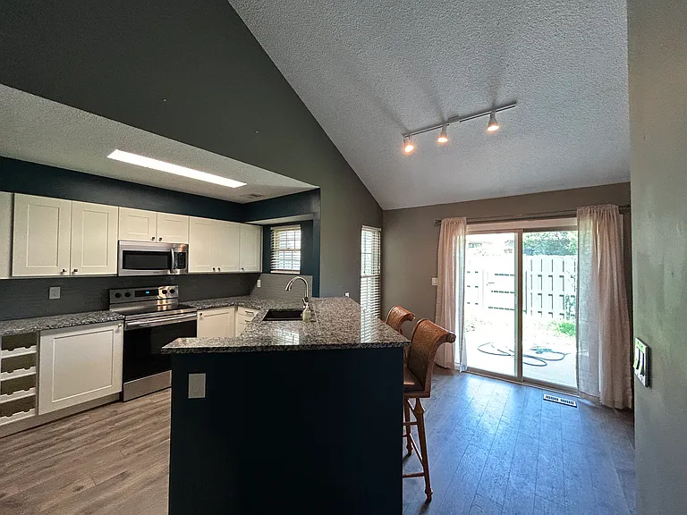 12204 Charlotte St — Photo 8