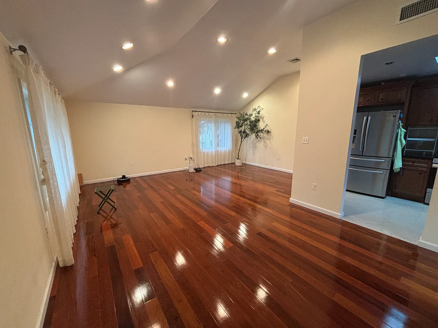 3 bed, 1300 sqft, $3,800 — Photo 1