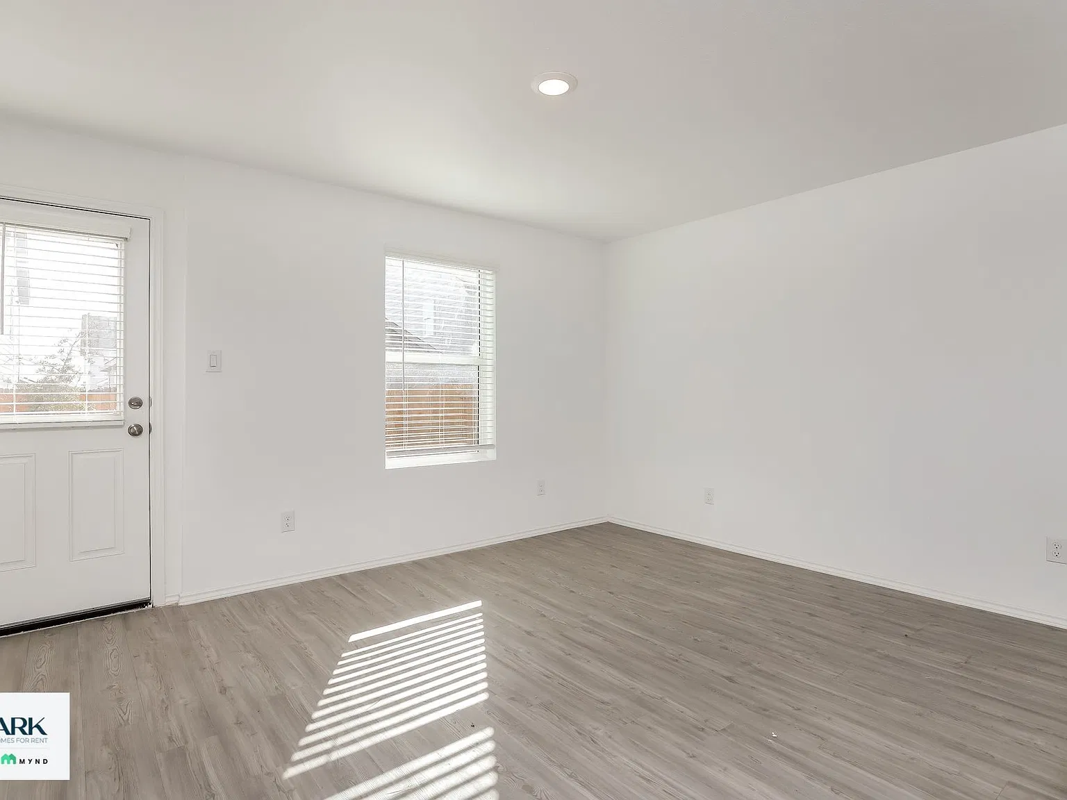 3 bed, 2.0 bath, 1360 sqft, $1,299 — Photo 2