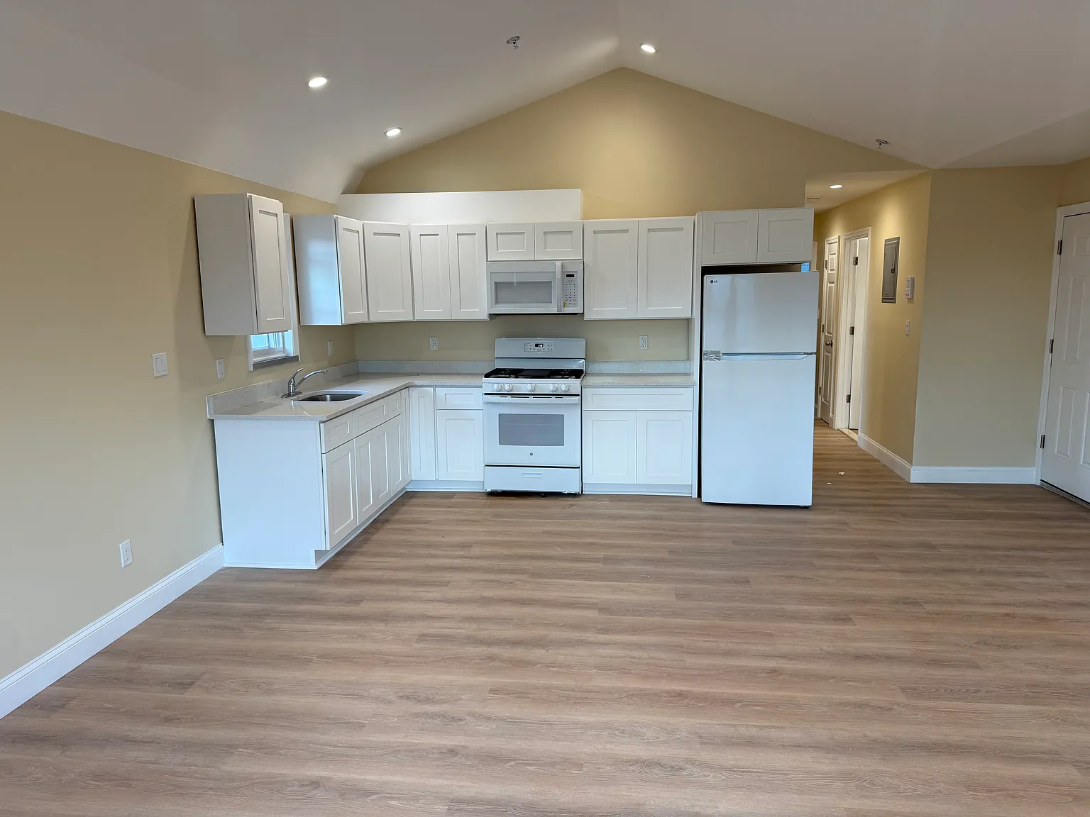 3 bed, 1200 sqft, $3,800 — Photo 2