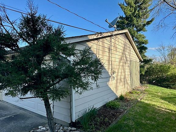 3rd image of 8491 Fernwell Dr