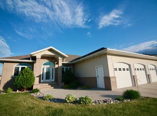 1423 Maple Ct, Wahpeton, ND 58075