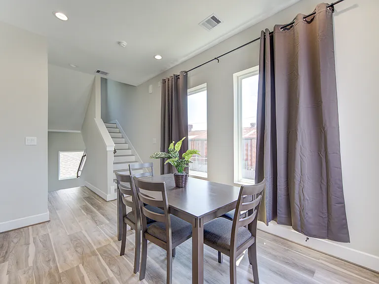 2418 Everett St — Photo 9