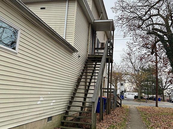 4th image of 10 E Broad St