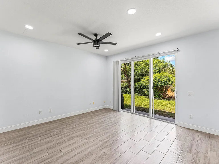 5477 Queenship Ct — Photo 16