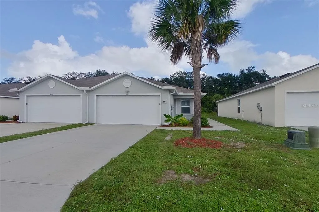 3 bed, 2.0 bath, 1400 sqft, $1,574 — Photo 1