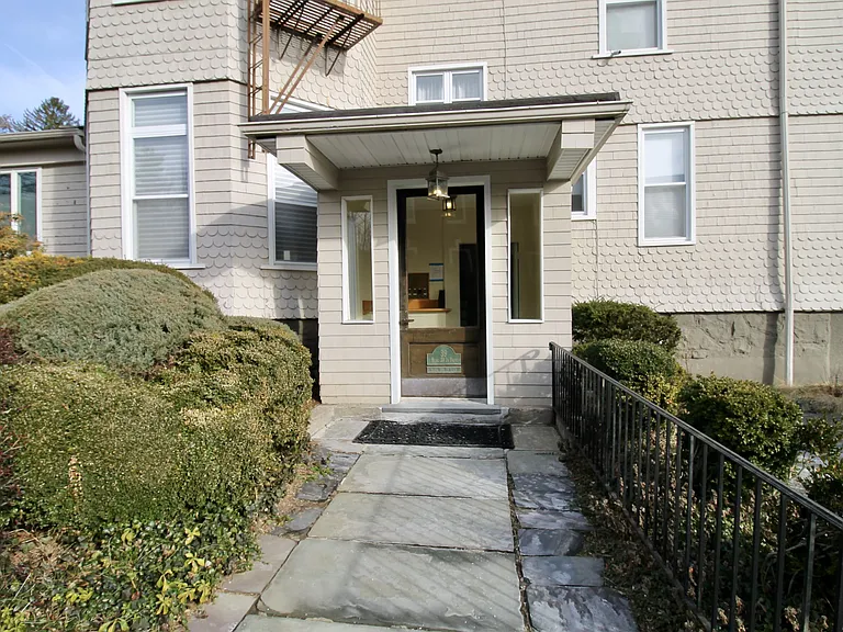 39 N Mountain Ave #5 — Photo 4