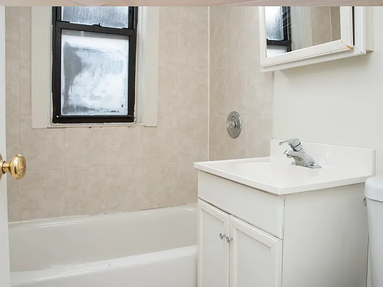 839 W Cornelia Ave — Photo 3