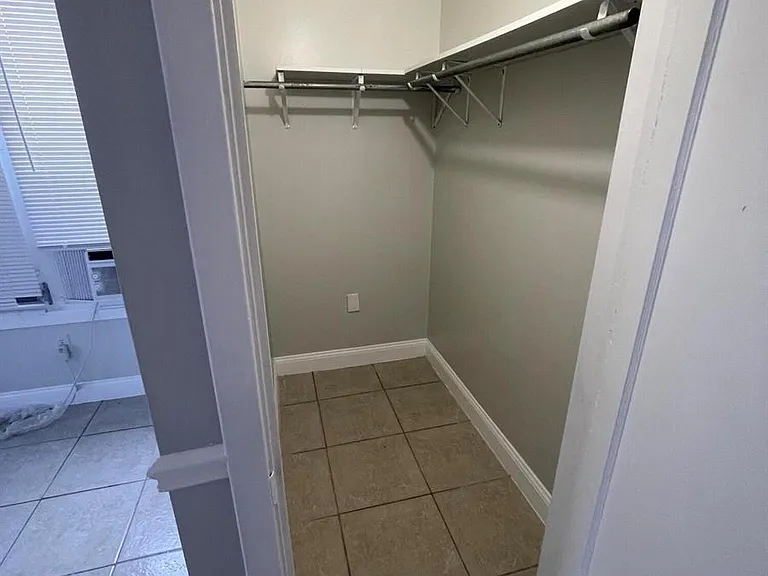 623 Selkirk St — Photo 7