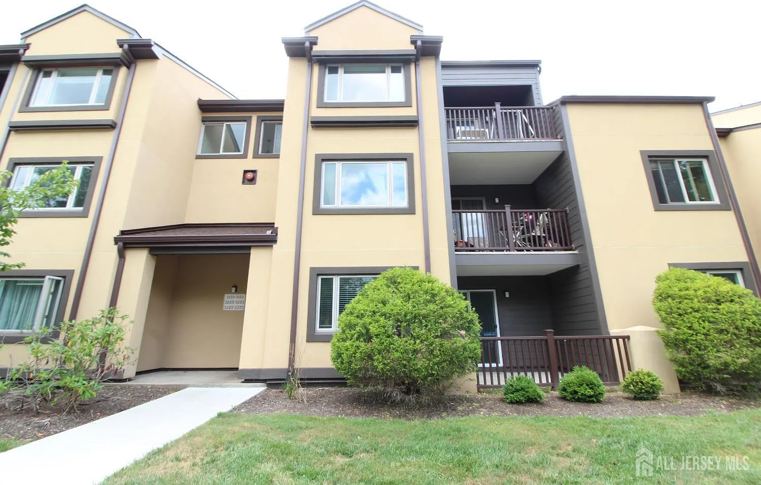 2 bed, 1.0 bath, 936 sqft, $2,350 — Photo 1