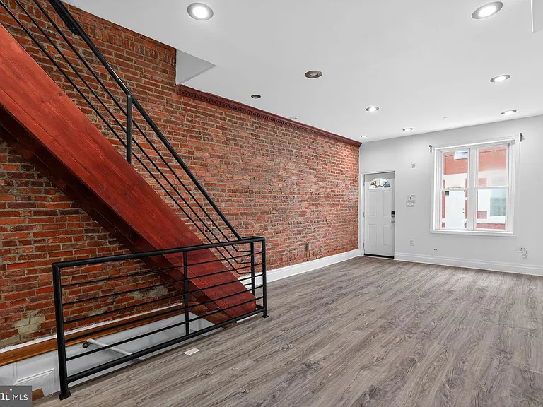 1302 N Dover St — Photo 4