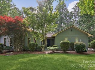 210 Navaho Dr, Hendersonville, NC 28739