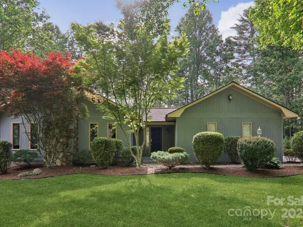 210 Navaho Dr, Hendersonville, NC 28739