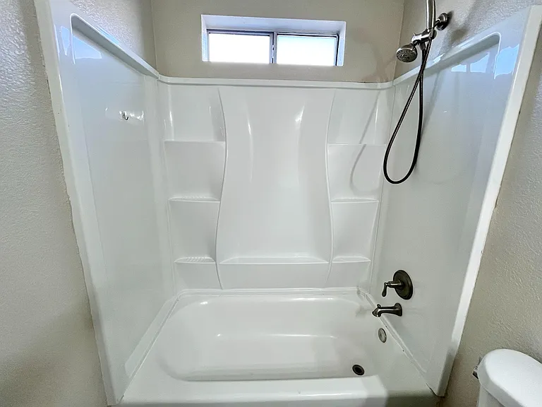 COMMUNITY BATHROOM FOR ROOM 2 + 3