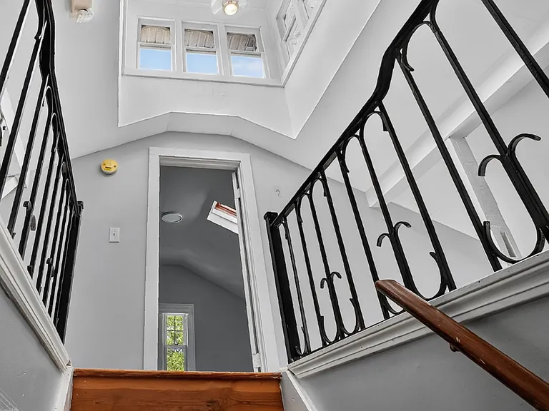 395 Crown St — Photo 9