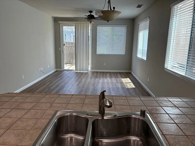 3048 Torland St — Photo 9