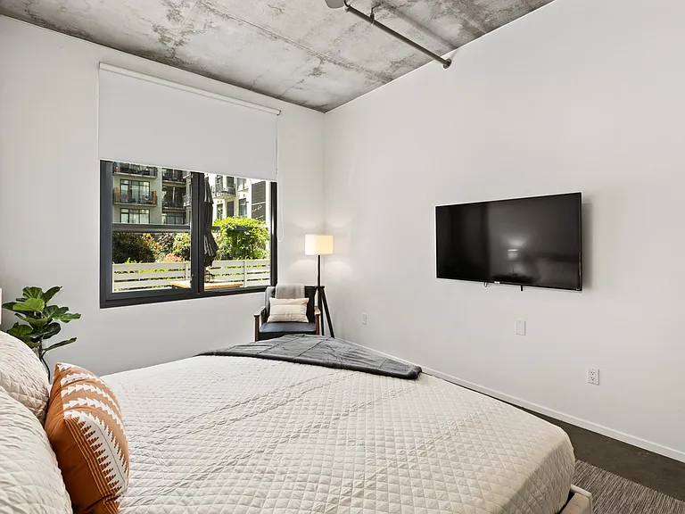 527 10th Ave #211 — Photo 17