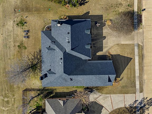 3rd image of 520 Canterbury Ln