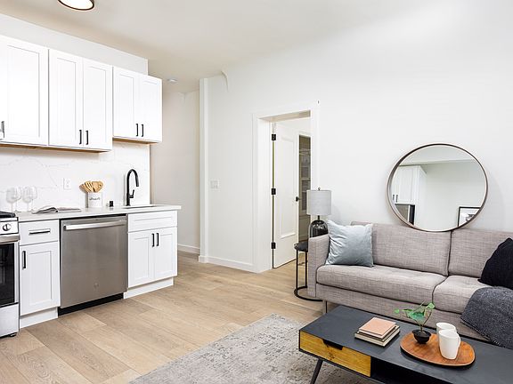 4th image of 901 Pine St #17