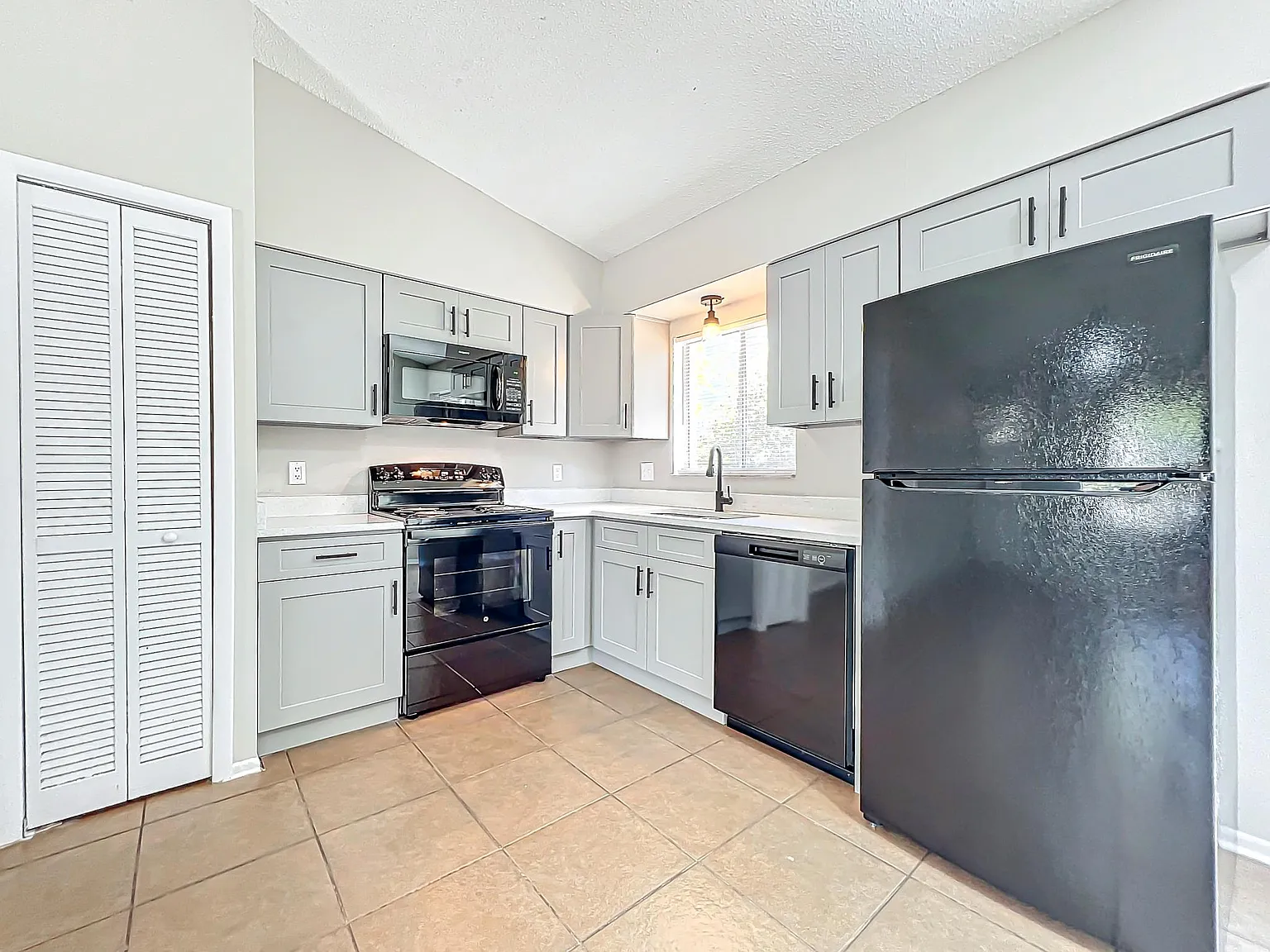13868 Lena St — Photo 2