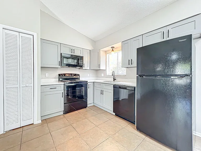 13868 Lena St — Photo 2
