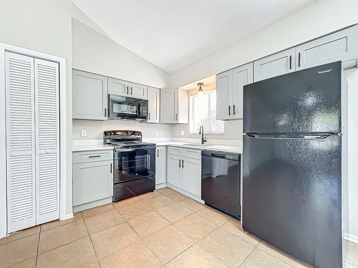 Building Photo - 13868 Lena St