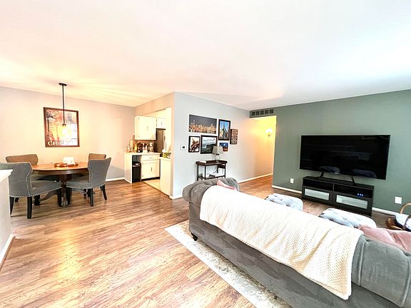 4th image of 3676 Brentwood St #30