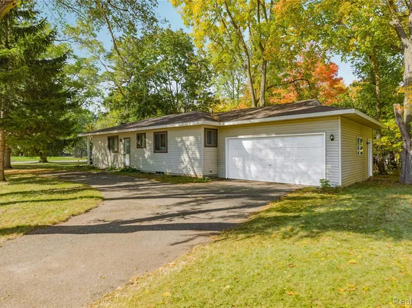 2860 Airport Rd, Waterford, MI 48329