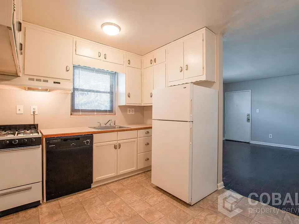 1009 Greenwood Ave NE #9