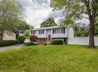 13 Tennyson Dr, Nanuet, NY 10954