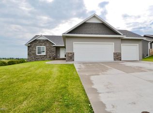 605 Golf View Ave, Zumbrota, MN 55992