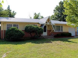 1233 N Summitlawn St, Wichita, KS 67212