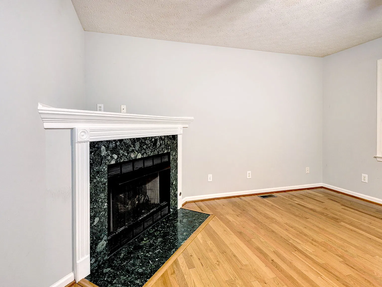 4 bed, 2150 sqft, $2,995 — Photo 2