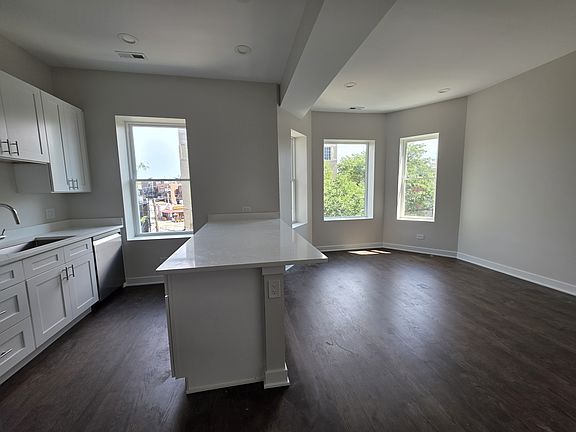 5th image of 3726 N Racine Ave #3
