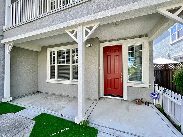 720 Wintergreen Ct — Photo 2