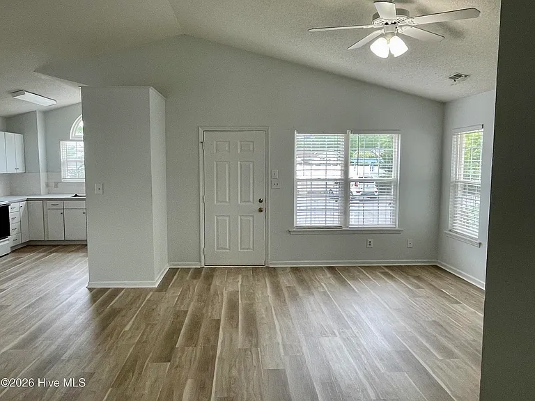 480 Saltaire Dr SW — Photo 3