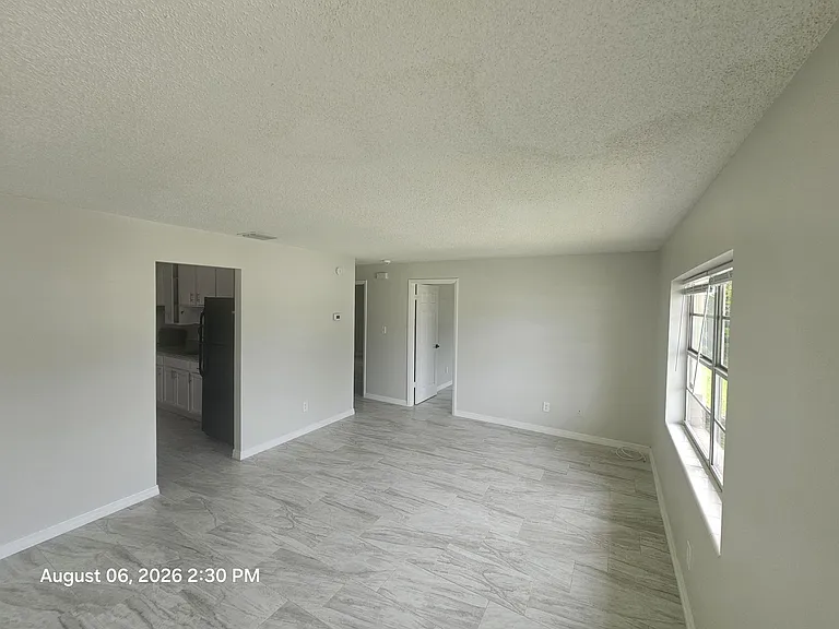 2572 Seneca Ave — Photo 5