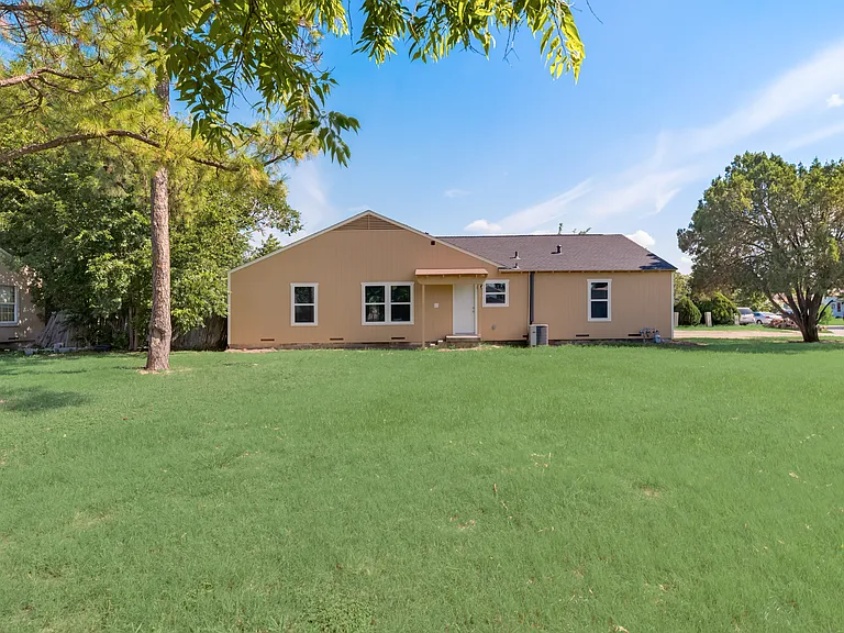 2210 Manor St — Photo 15