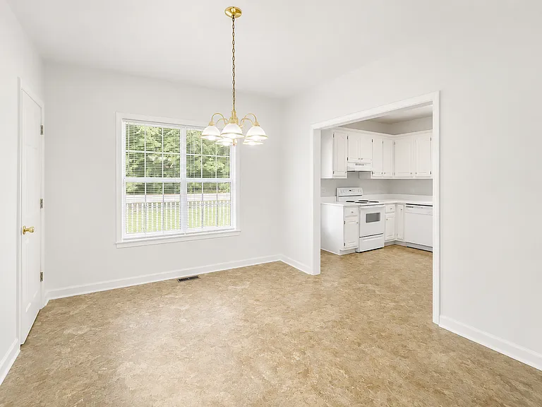 11 Lee Way — Photo 3