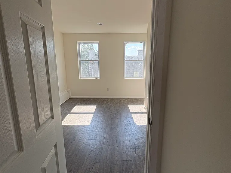 209 S Chapel St — Photo 12