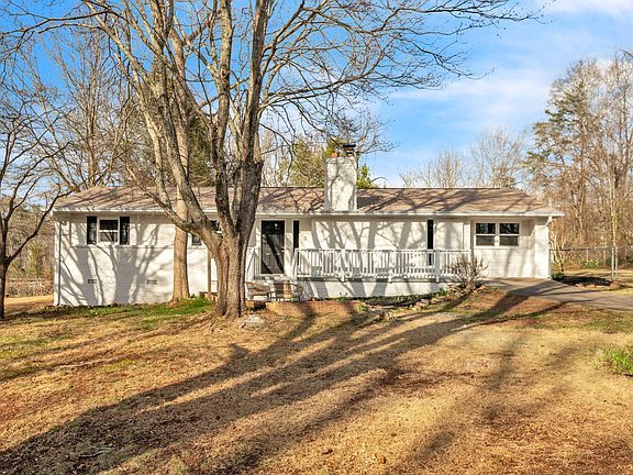 3rd image of 111 Honeysuckle Dr