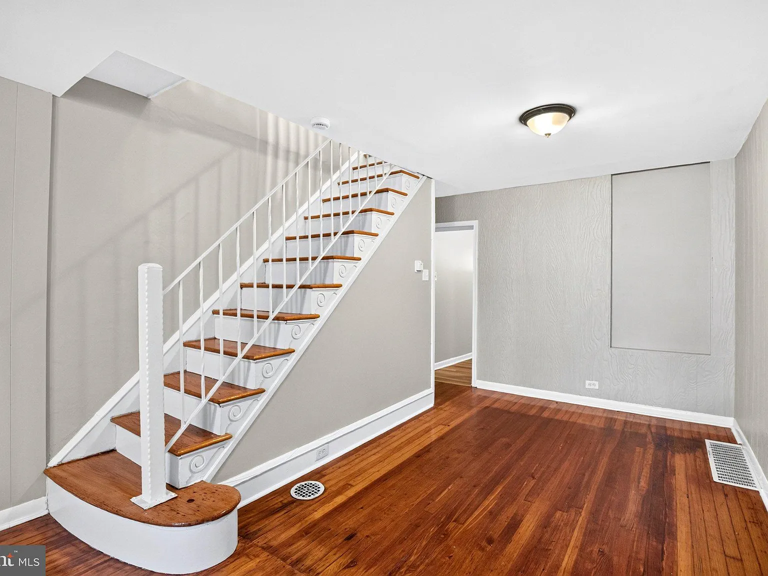 2 bed, 1.0 bath, 720 sqft, $1,600 — Photo 3