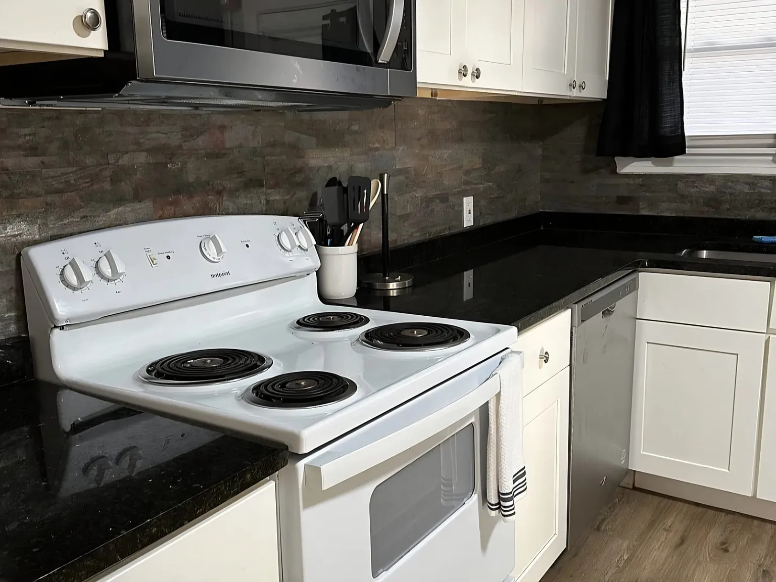 2 bed, 1200 sqft, $1,750 — Photo 3